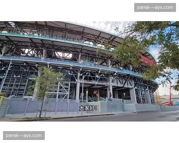 诺坎普开始架设金属立柱，为新顶棚安装做准备
