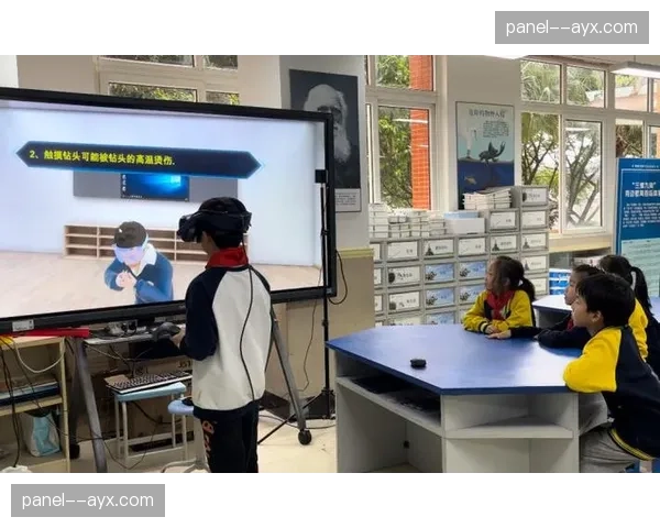 足球学院新增情景模拟课：学员在VR设备中体验德甲级别的攻防转换速度
